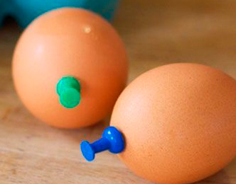 Huevos perforados con chincheta